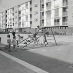 407211 Afbeelding van kinderen bij het klimtoestel op de speelplaats aan de Spaaklaan te Utrecht.